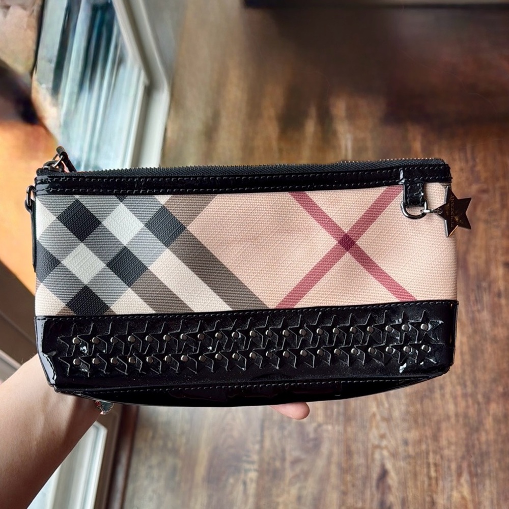 ⭐️ BURBERRY ⭐️ Black and Cream Clutch with Patent Star Motif